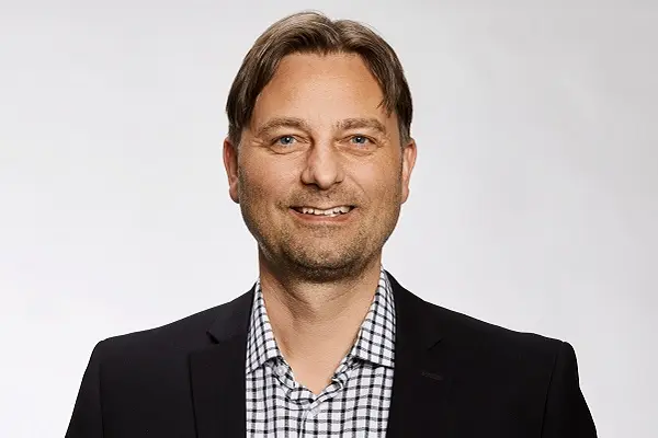 Få en snak med Rolf  Hansen. Rolf sidder som marketingschef og har styr på marketing, strategi, internationalisering og forretningsudvikling
