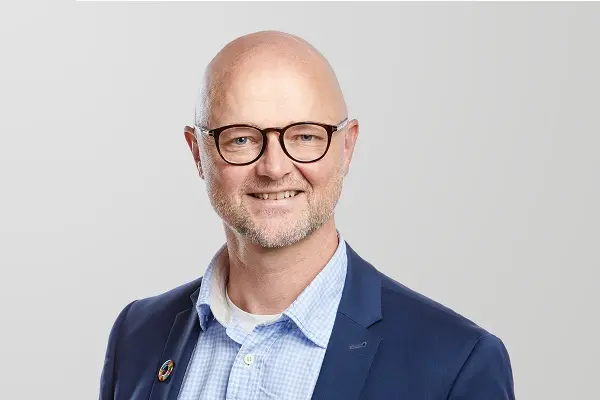 Få en snak med Nikolaj Stig Nielsen. Nikolaj arbejder som projektdirektør for Komitéen for Grøn Energi og Sektorkobling