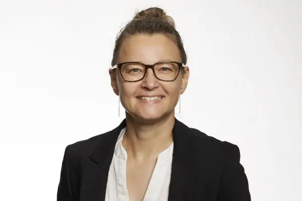 Få en snak med Pia Cornils Higgins. Pia er controllerassistent og har styr på regnskab, bogholderi og økonomistyring