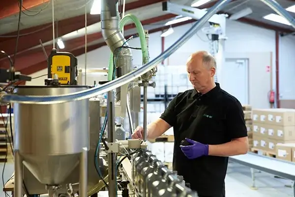 Protox, en mindre virksomhed med otte ansatte, er specialiseret i produkter til bekæmpelse af skadedyr og beskyttelse af træ.