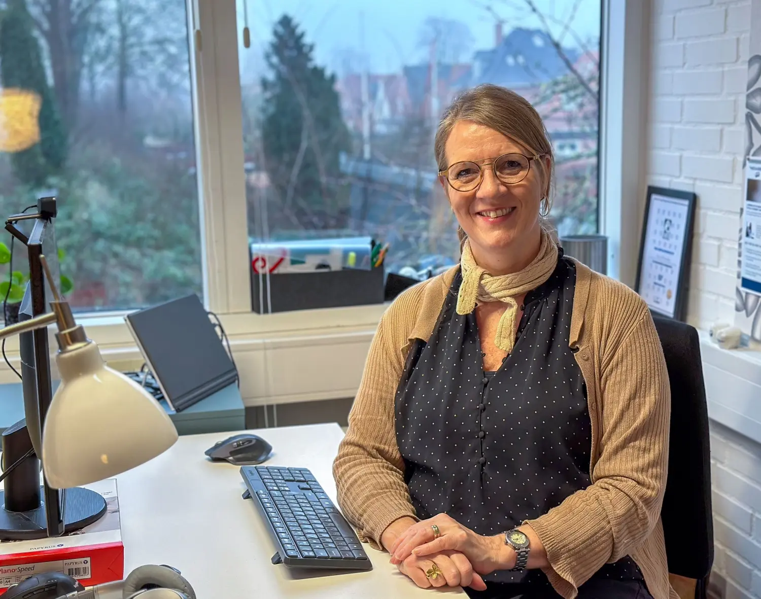 Susan står med nyt og ukendt produkt til ledere